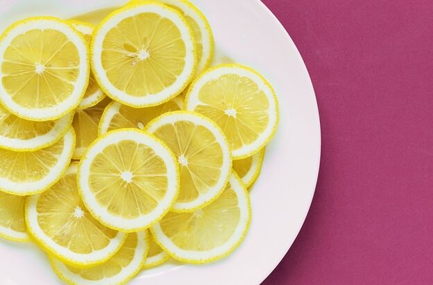 O limão contém vitamina C, que estimula a potência