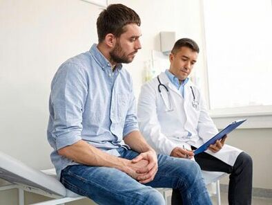 O médico ajuda o homem a determinar a causa da secreção patológica da uretra