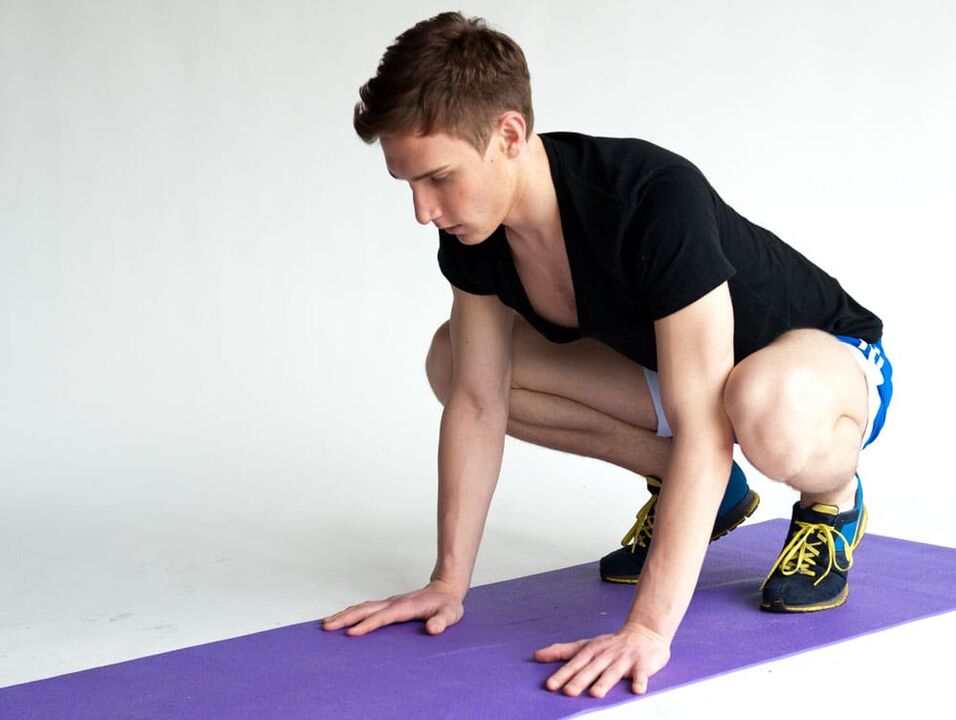 Exercício Sapo para treinar os músculos pélvicos de um homem